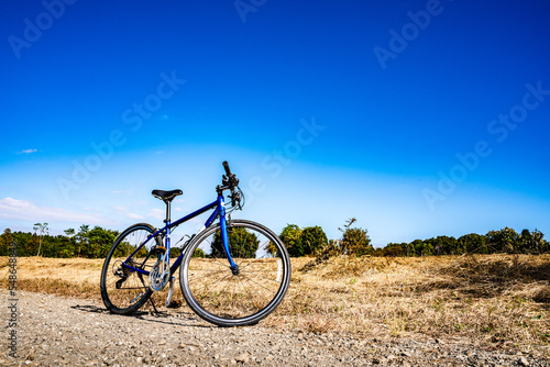 道端に置かれた自転車 乗り物イメージ