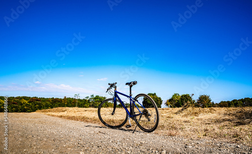 道端に置かれた自転車　乗り物イメージ