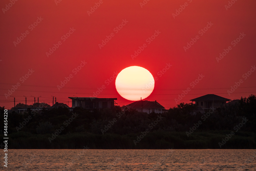 Obraz premium The sun goes down over a lake
