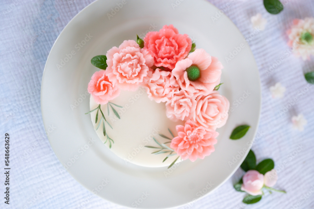 Beautiful flower shaped coconut milk jelly cake.
Beautiful flower shaped coconut milk jelly cake.