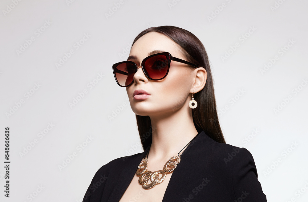 fashion portrait of Beautiful sexy woman in sunglasses and jewelry - obrazy, fototapety, plakaty 