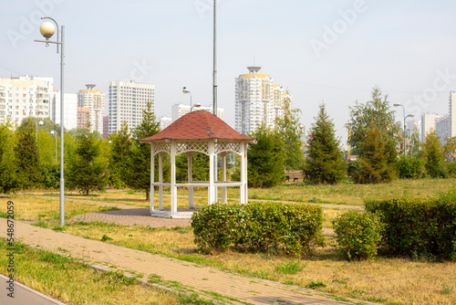 Cuadro en lienzo Wooden gazebo in the city park, summer idyllic landscape, Artem Borovik Park Mos