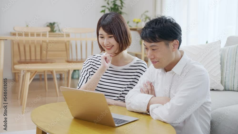 パソコンを見る夫婦・カップル