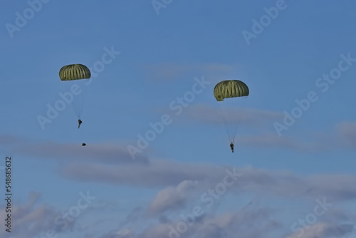 Dutsche Fallschirmjäger Übung Springen Training Militär blauer Himmel Wolken 