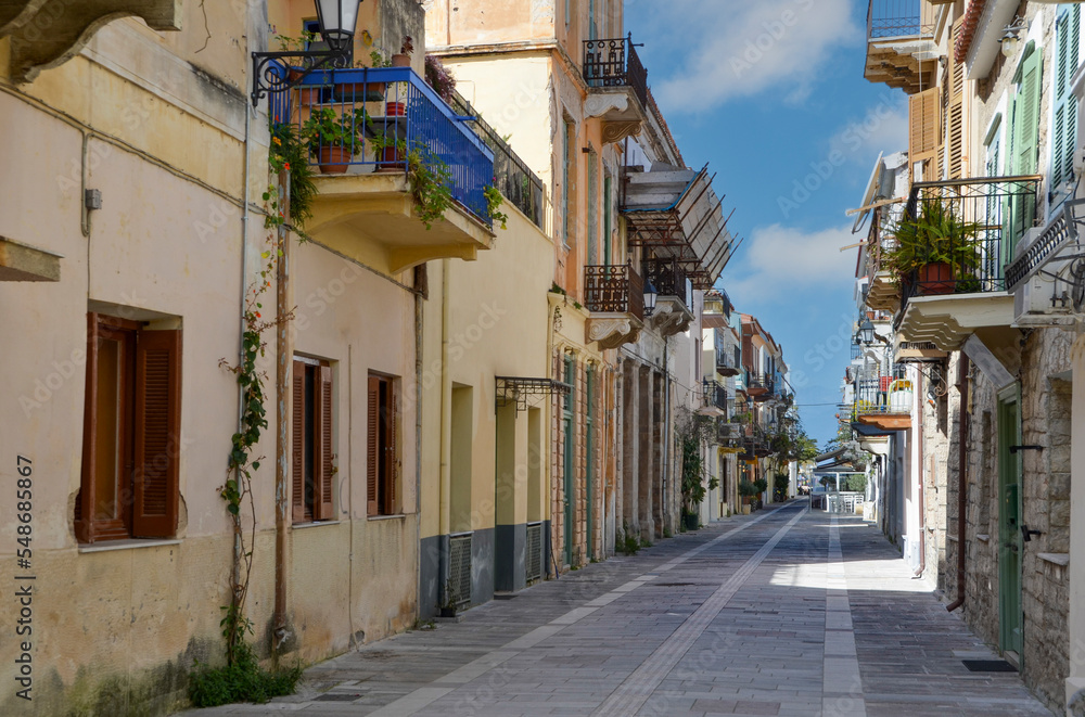 Obraz premium iew of narrow street in old town in Nafplion city ,Greece.