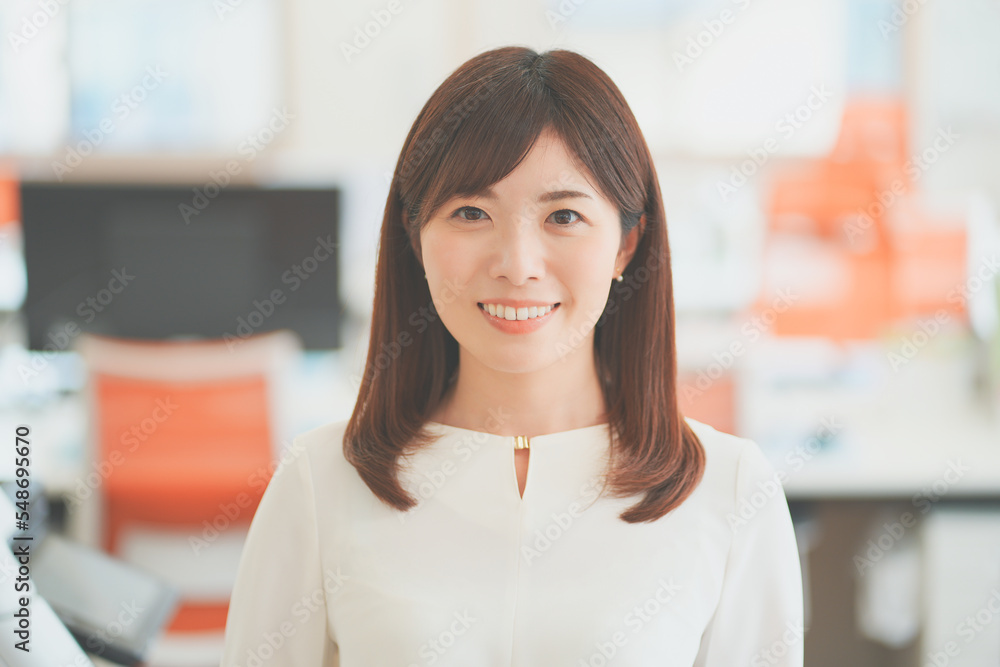 オフィスで働く女性 オフィスで働く女性