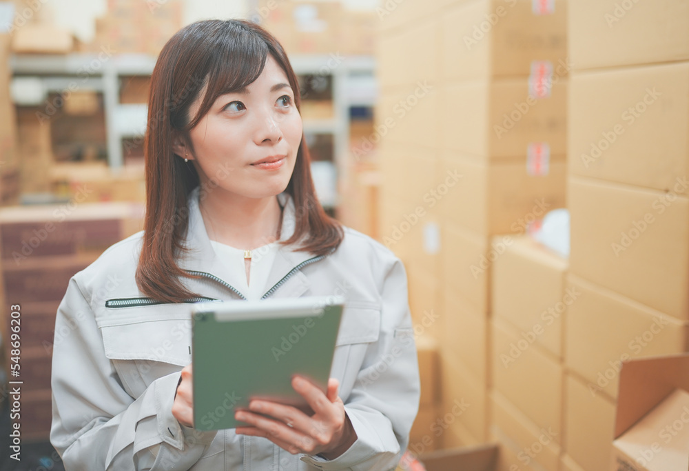 倉庫で働く女性