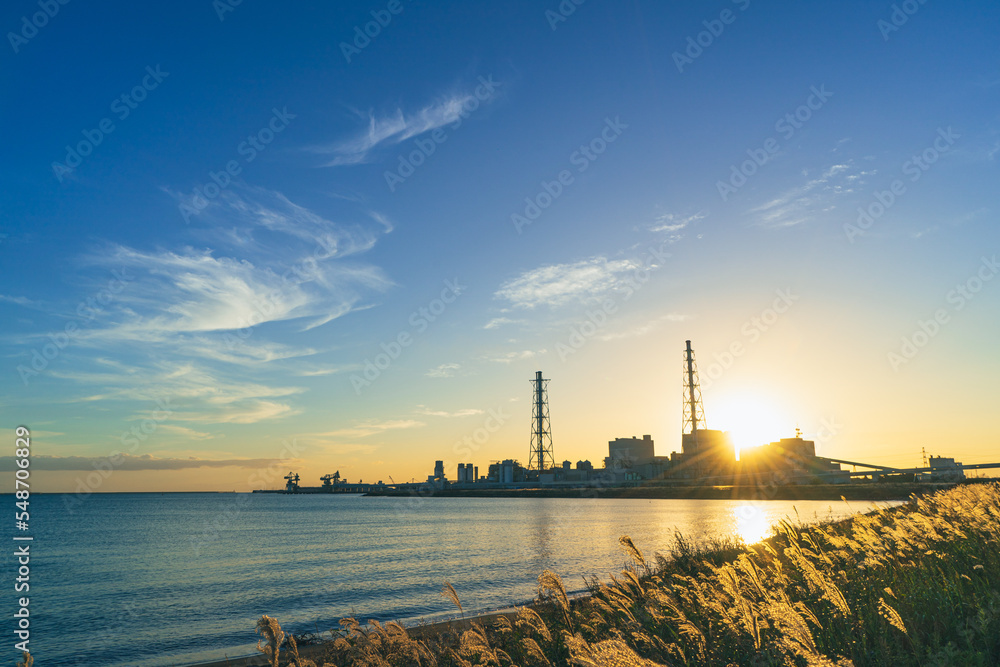 Fototapeta premium 工場と夕景