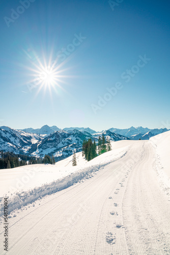 Frisch präparierte Piste im Winter. Winterwanderung in verschneiter Winderlandschaft in der Schweiz. 