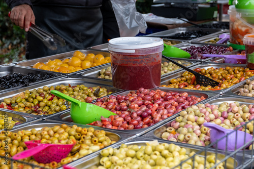 Stand d'olives et de fruits confits sur un marché local