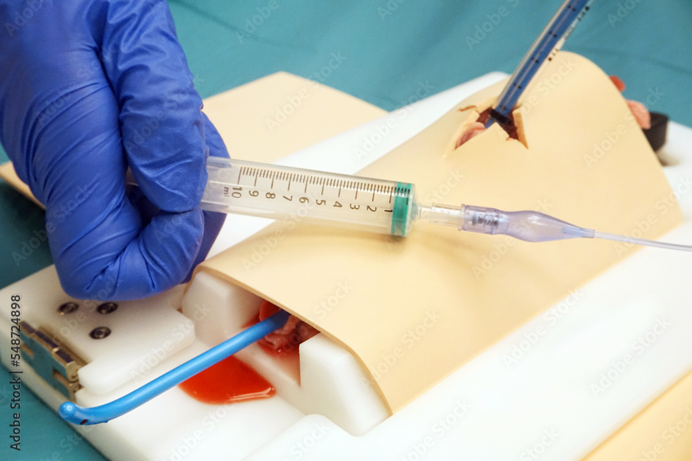 Φωτογραφία Insertion of the ventilation tube into the air tube of an air tube training mode