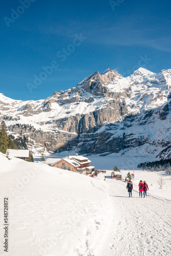 Wintersport in den Bergen in der Schweiz, Winterwanderung und Hiking im Schnee mitten in den Alpen