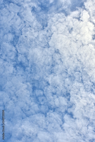 Ciel nuages épars de type altocumulus