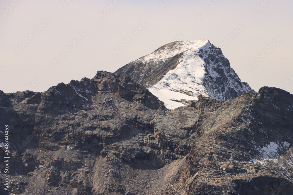 Piz Tschierva (3546m, Bernina-Alpen) im Fokus, Blick im Spätsommer vom Munt Pers