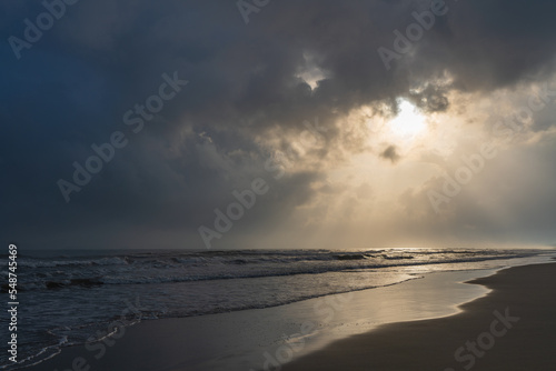 朝の砂浜 © freedom_haya