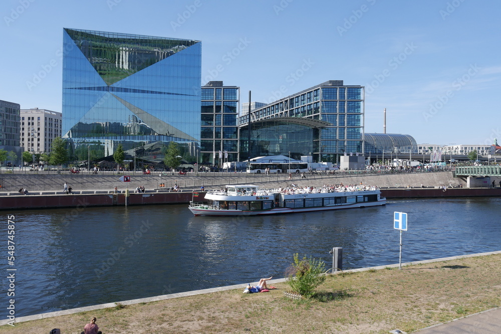 Obraz premium Spree mit Schiff vor Hauptbahnhof Berlin