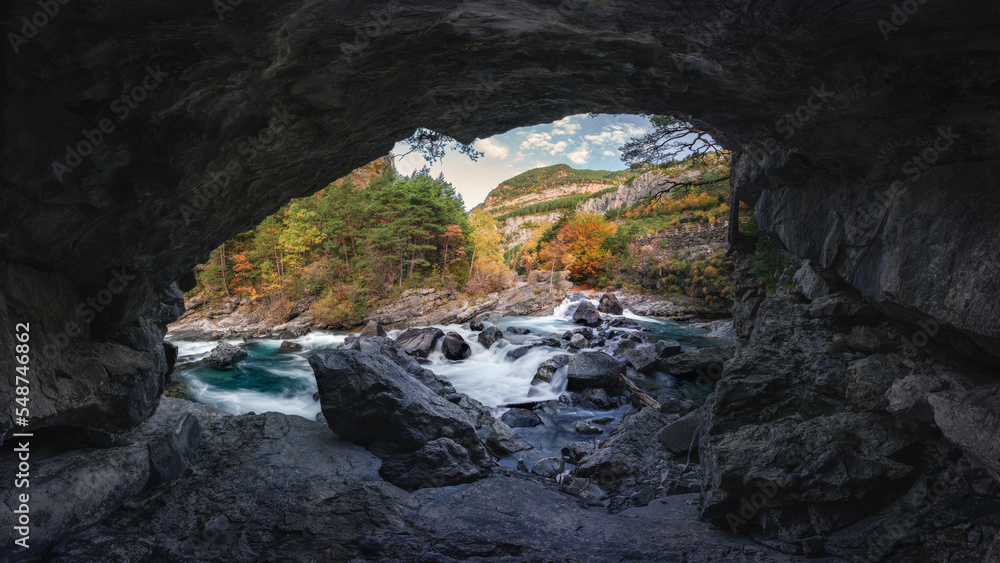 Obraz premium THE CAVE