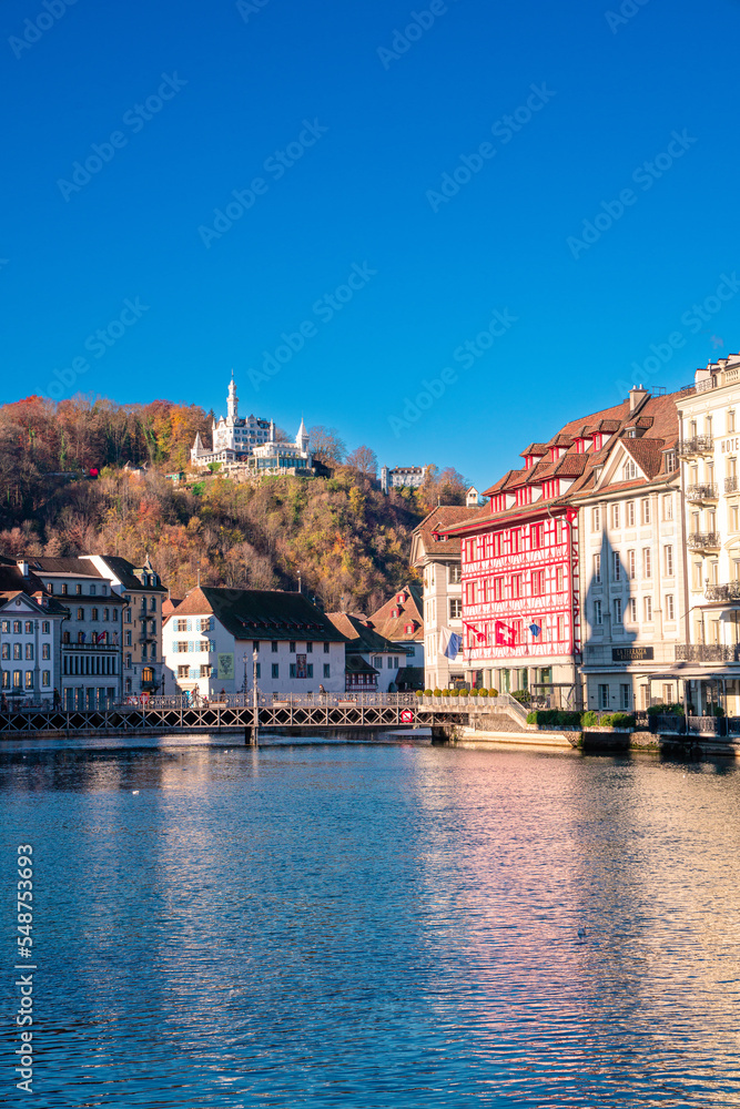 Luzern mit der bekannten Kapellbrücke im Vordergrund und dem Berg Pilatus im Hintergrund