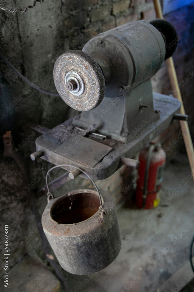 Old sharpening and pulit machine