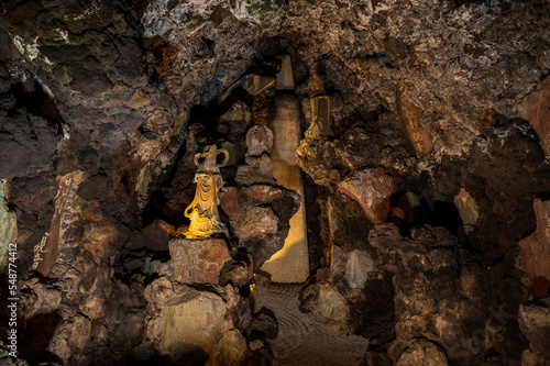 暗い洞窟にたくさん並んだ石像・仏像・観音様 photo