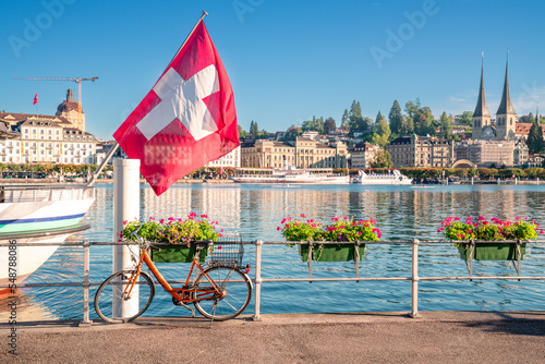 Luzern Stadt mit dem Vierwaldstättersee. Schiffe auf dem See Schweizer Fahne