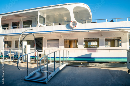 Schiff am Schiffsanleger in Luzern wartet auf die Passagiere