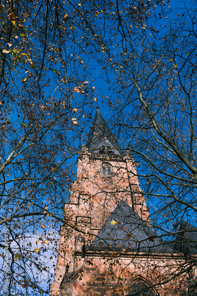 Evangel. Lutherkirche Marburg, hinter Bäumen