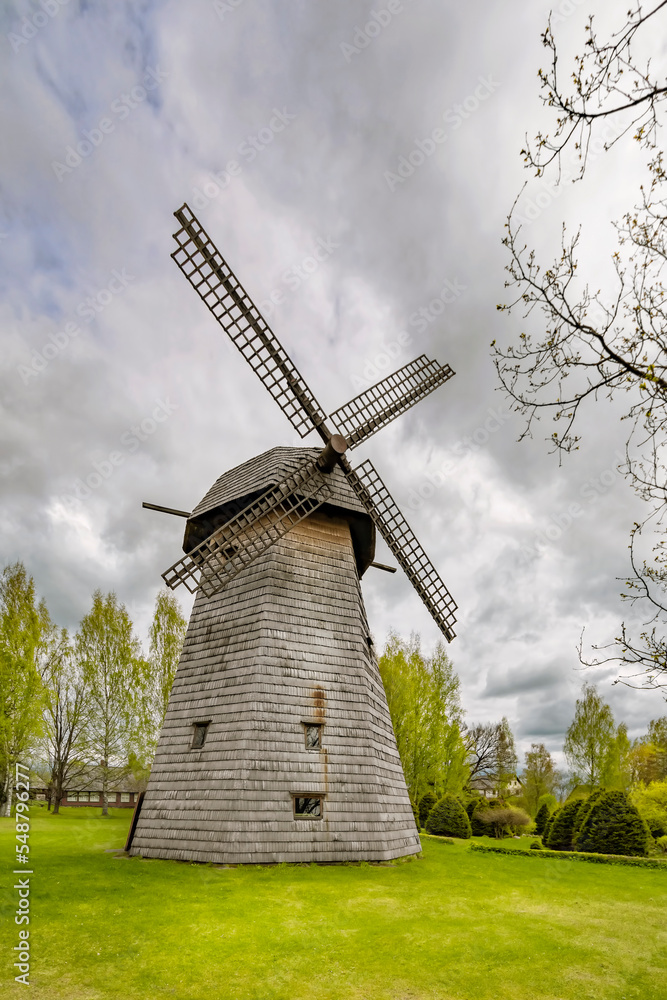 Obraz premium Old wooden windmill in rural area