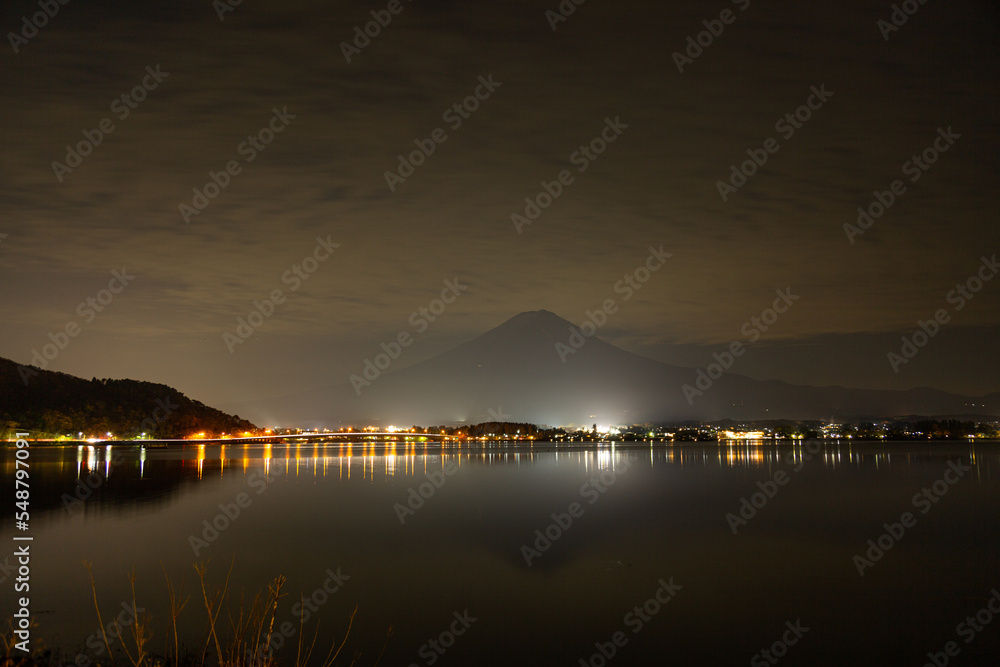 夜の河口湖に浮かび上がる富士山