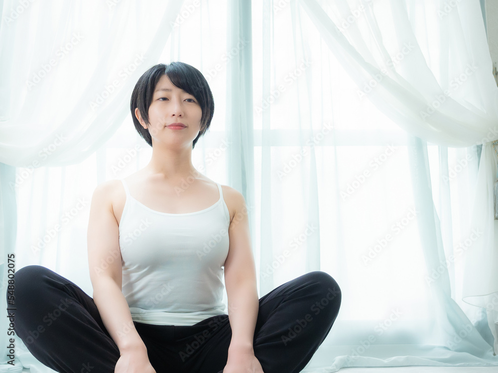 朝日の下、ストレッチする女性