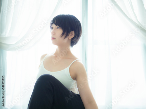 朝日の下、ストレッチする女性 Free Download 朝日の下、ストレッチする女性 - GFXLoad