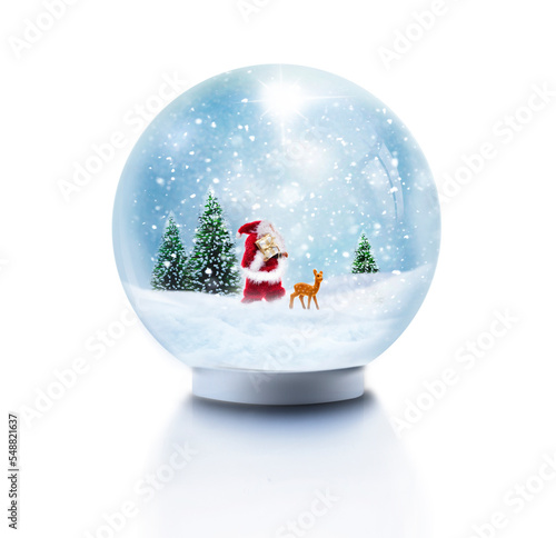 Schneekugel mit Schneeflocken und Weihnachtsbaum isoliert