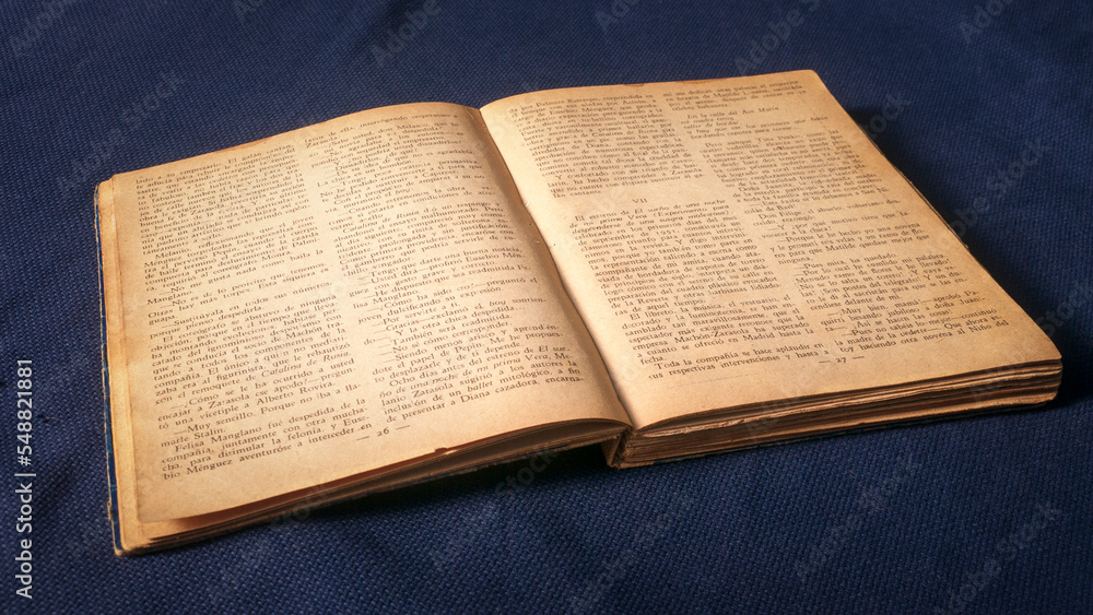 Fototapeta premium Libro viejo con páginas amarillentas abierto 