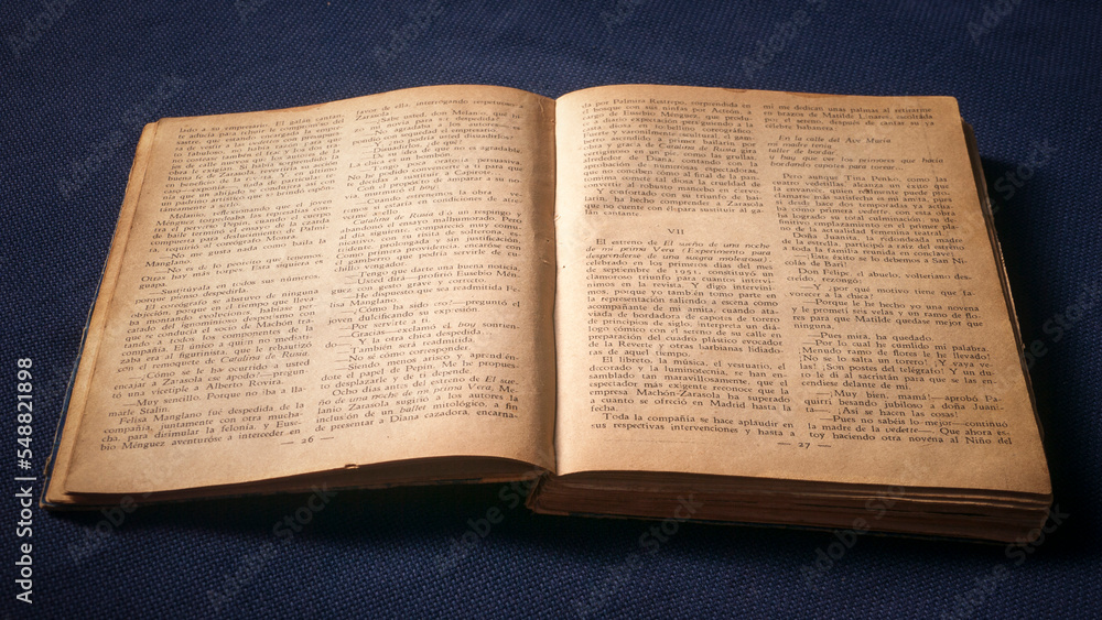 Fototapeta premium Libro viejo con páginas amarillentas abierto 