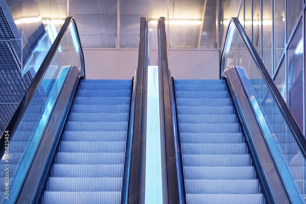 Foto de Empty escalator inside a glass building. Modern double