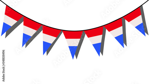 Banderines en forma triangular con la bandera de Holanda sobre un fondo  de una pared blanca haciendo sombra. Bandera de Países Bajos.