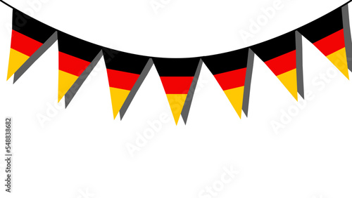 Banderines de Alemania de forma triangular con sombra colgados en forma semicircular contra un fondo blanco de una pared.
