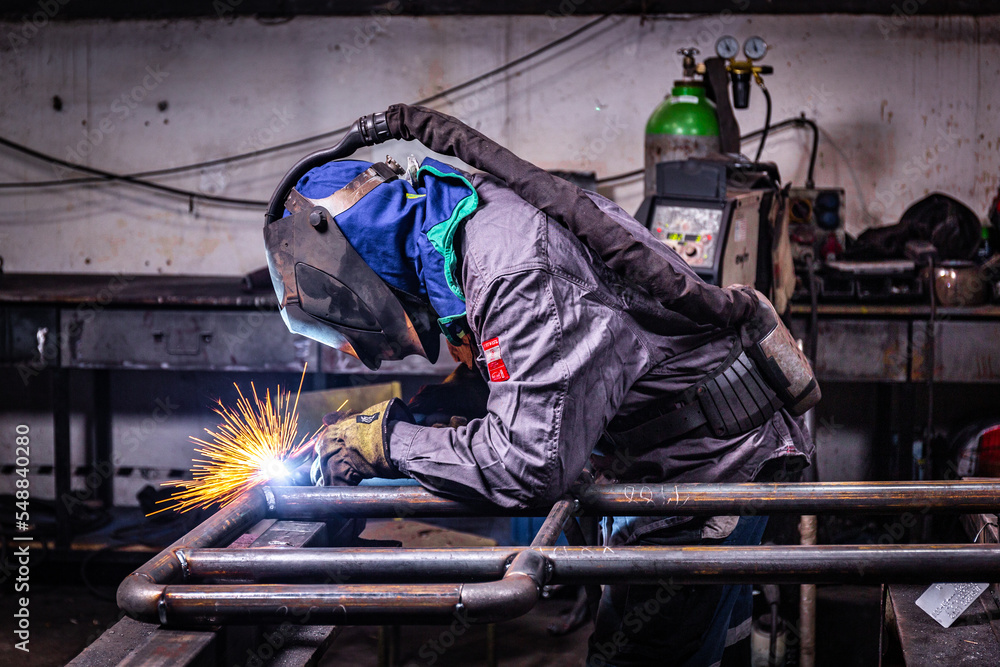 Obraz premium Welder erecting technical steel