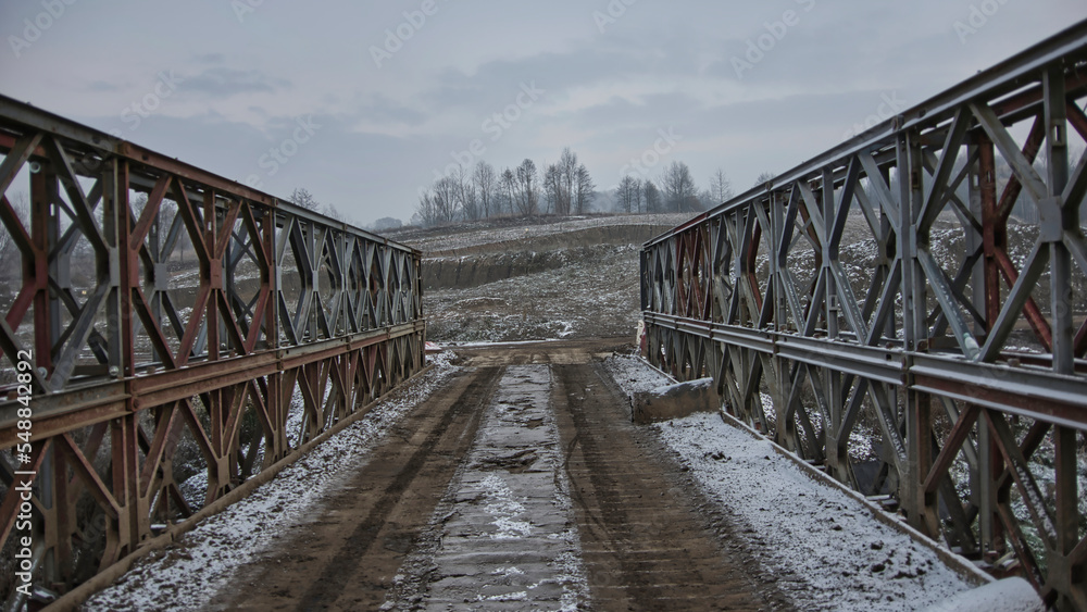Fototapeta premium Szaro, buro i ponuro. Prosty, jesienny krajobraz z placu budowy obwodnicy drogowej koło Krakowa