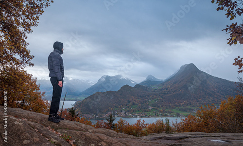 Personne regardant le lac d'Annecy sous la pluie en automne depuis le Roc de Chère