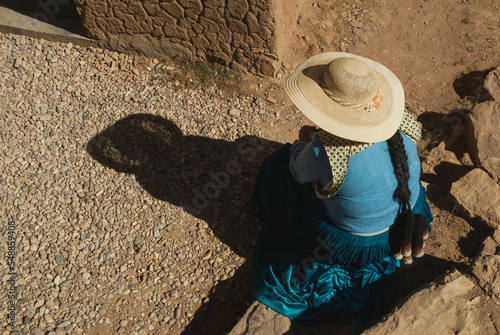 Cholita al sol