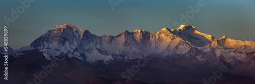 Φωτογραφία Panoramic shot of the Cho Oyu peak in Xigaze Everest National Park, Tibet, China