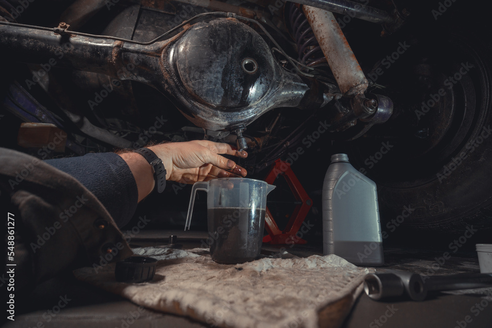 Changing the oil in the front differential of an offroad vehicle