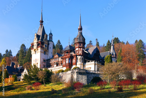 Foto View of Peles castle with arranged courtyard and colorful autumn forest in Sinai