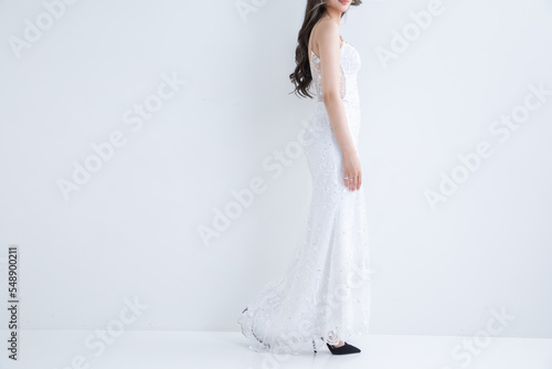 白いロングドレスを着た女性　sexy