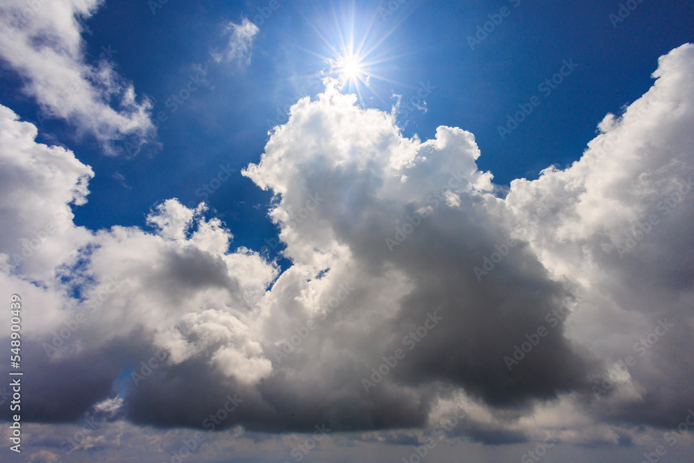 Obraz premium 空と雲と太陽 blue sky with clouds