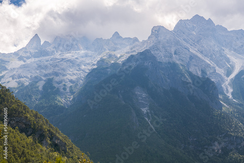 Fototapeta Naklejka Na Ścianę i Meble -  Beautiful mountain landscape in China (Tiger Leaping Gorge ), Yunnan, China