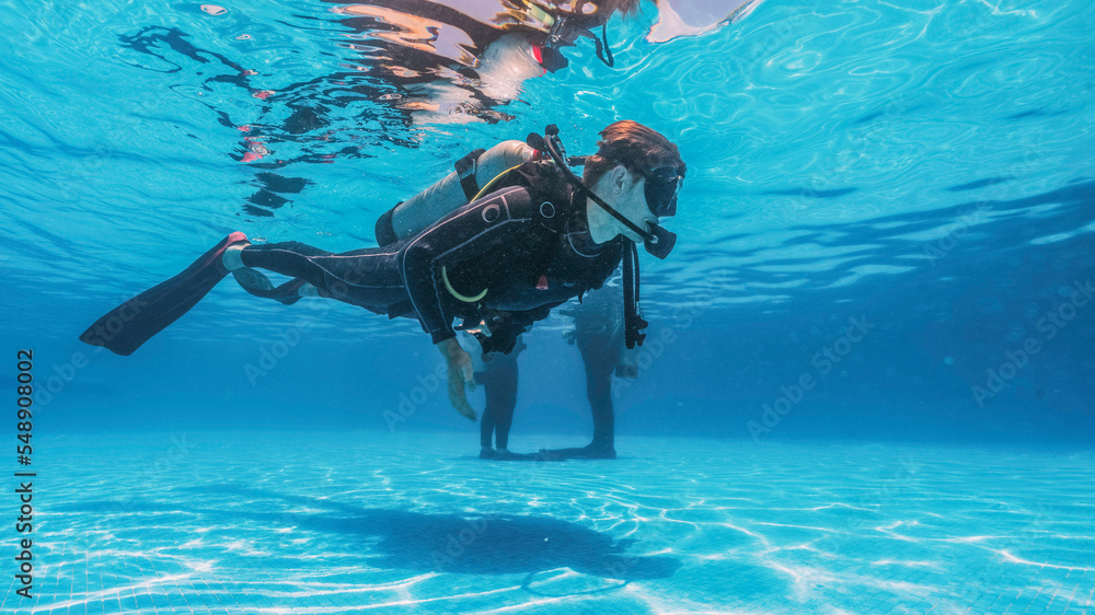 student doing scuba diving classes learning hover and buoyancy - obrazy, fototapety, plakaty 