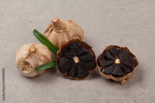black garlic made from fermentation
 발효하여 만든 흑색의 마늘.