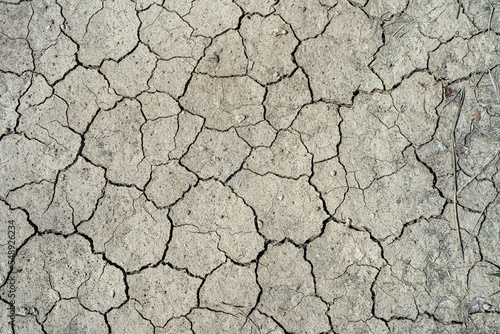 Foto Brown dry soil or desert cracked ground texture background,land arid earth warming